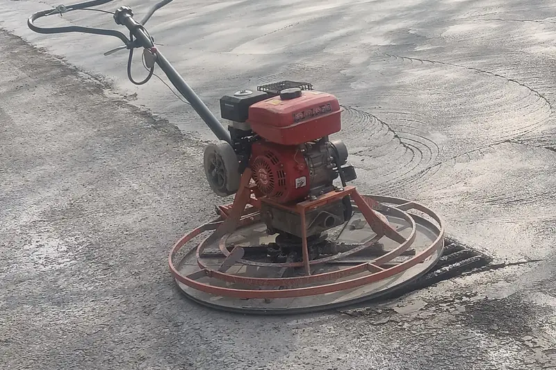 Taze beton yüzeyinde helikopter perdah makinesi ile şap perdahı